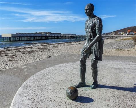 Helsingborg Henrik Larsson Statue Editorial Photo - Image of league ...