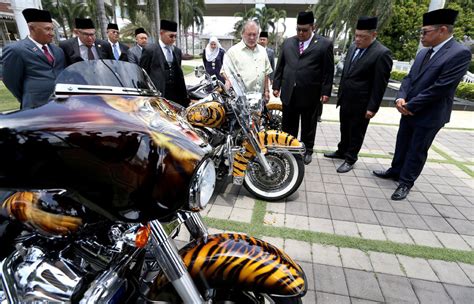 Sultan Johor Car - It looks like even the sultan of johor does the same ...