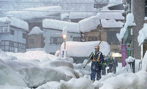 SDF asked to assist motorists stuck by snowfall in Niigata | The Asahi Shimbun: Breaking News ...