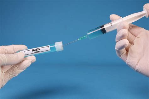 Ampule with Covid-19 vaccine on calendar - Creative Commons Bilder