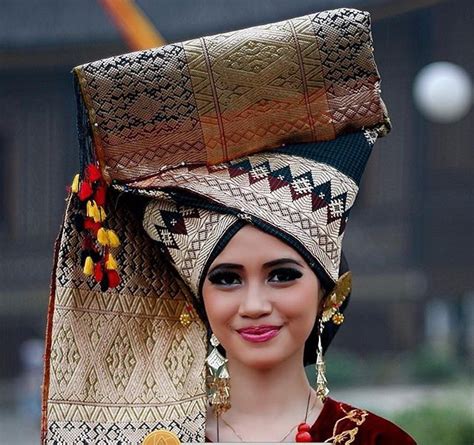 7 Types of Female Traditional Headdresses In Indonesia