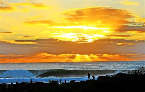 Nothing like a bright yellow sunset at the ocean in paradise. | Surfing ...