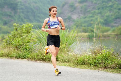 Quán quân Vietnam International Half Marathon 2023 Nguyễn Thị Oanh lập thông số chạy 42km ấn tượng