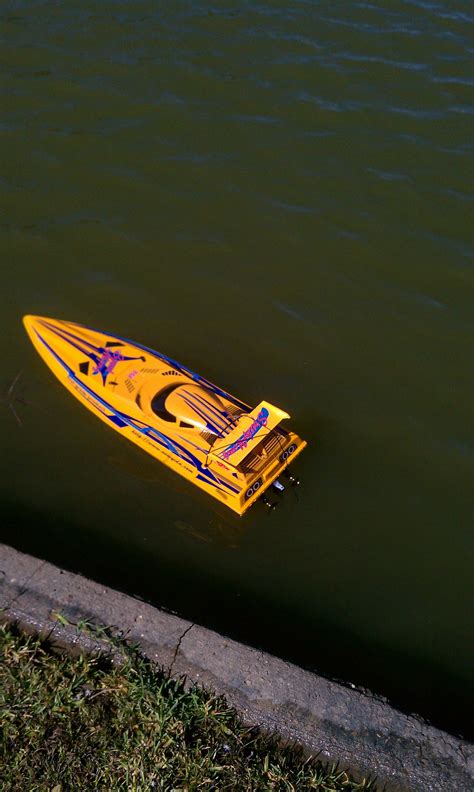 A Close up of the New RC Speed Boat I tested on Saturday | Speed boats, Boat, Nuts and bolts