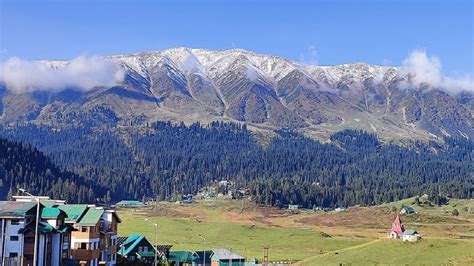 Kashmir receives season's first snowfall in Gulmarg – India TV