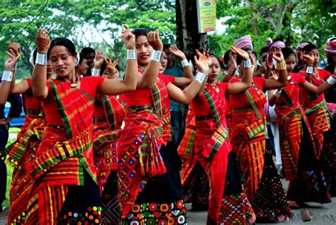 dance steps: JHUMUR NAACH OF ASSAM