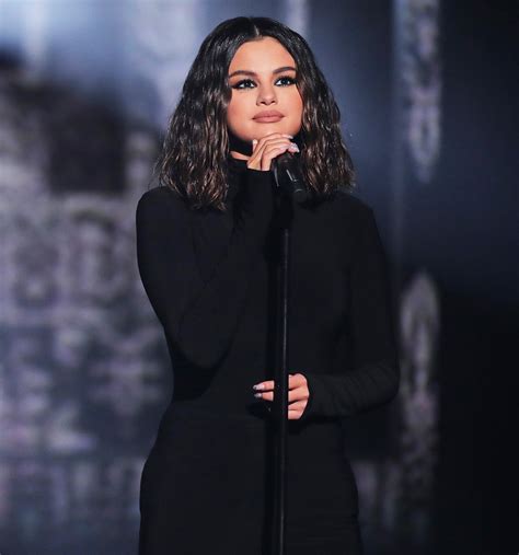 Selena Gomez Gives First Live TV Performance in 2 Years at AMAs 2019