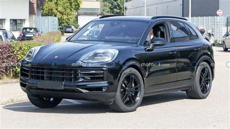 La Porsche Cayenne restyling si scopre ancora di più