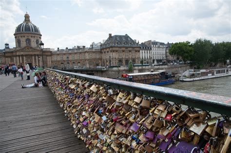 Paris removes 'love locks' hung by tourists on famed Pont des Arts bridge - Travelweek