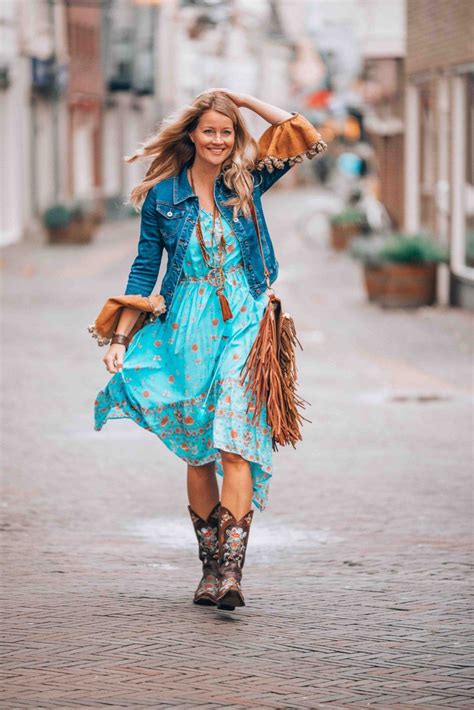 A little boho chic and that fabulous bohemian fringe bag! | Bohemian clothes, Boho outfits, Boho ...