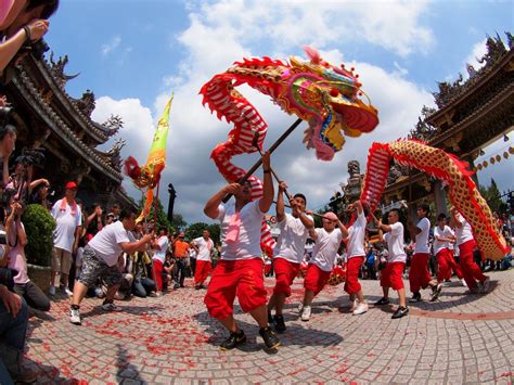 Dragon Dance | New years parade, Dragon dance, Chinese new year