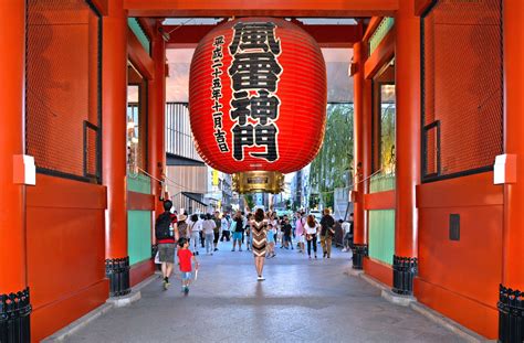 A Guide to Asakusa Kaminarimon Thunder Gate - Savvy Tokyo