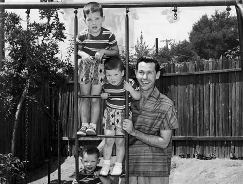 10 Charming Photos of Johnny Carson at Home with His Wife and Sons in ...