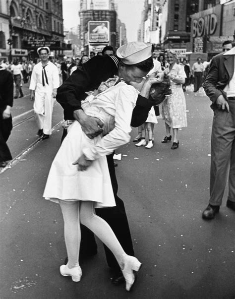 Woman in iconic WWII Times Square kiss photograph dies at 92 - Chicago ...