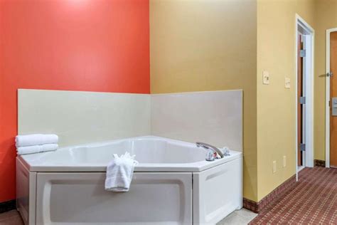 15 Hotels with Jacuzzi in Room Louisville KY: Best Honeymoon Suites!