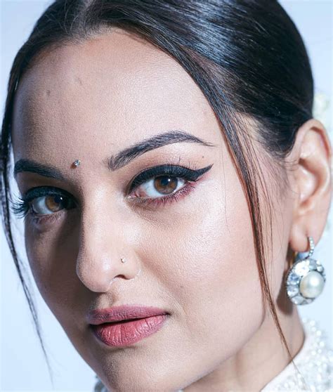 Bollywood Celebrity Sonakshi Sinha's Best Stunning Sensuous Top Pics ...