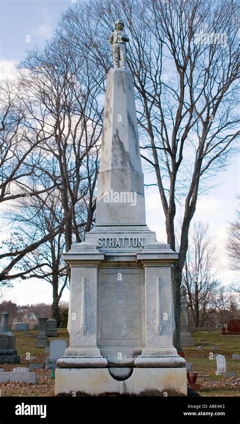 Grave of General Tom Thumb the midget in P T Barnums circus whose Stock Photo: 7351602 - Alamy