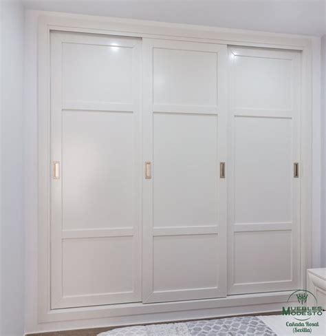 Armario empotrado blanco de puertas correderas de madera. | Armarios ...