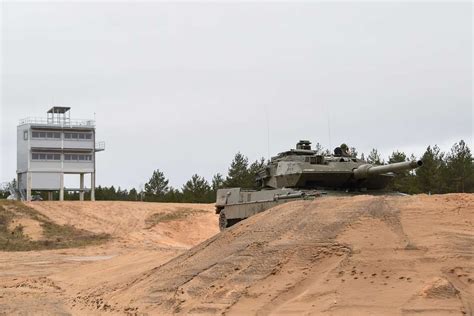 A Spanish army main battle tank maneuvers into a fighting - PICRYL ...