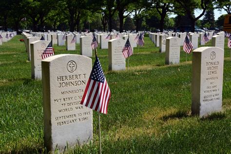 Fort Snelling observes a Memorial Day anniversary with thousands of flags and record heat | MPR News