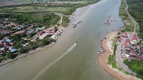 Aerial view boat back to the village at Kuala Muda separate Kedah and Penang. 9101919 Stock ...