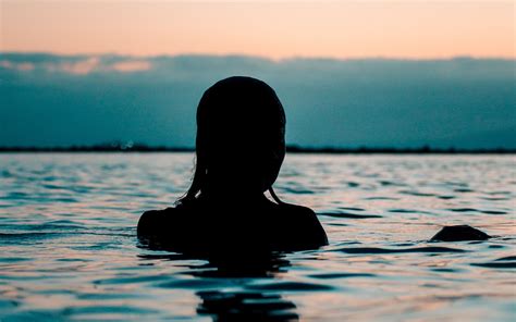 Download wallpaper 2560x1600 silhouette, sea, sunset, swimming, ripples widescreen 16:10 hd ...