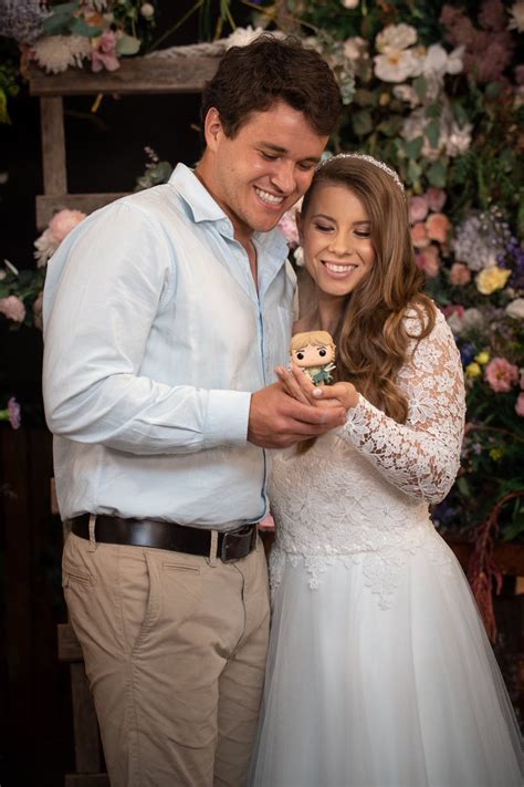 Bindi Irwin Wedding / Bindi Irwin Just Shared A Sneak Peek Of Her Wedding Dress And It S ...