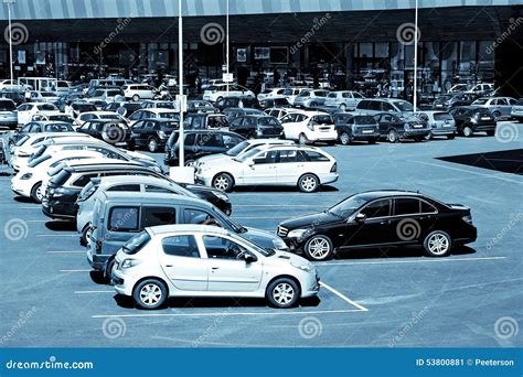 Estacionamento Na Frente De Um Shopping Imagem de Stock - Imagem de ...