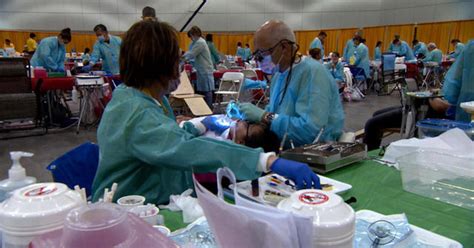 Thousands flock to volunteer clinic in Los Angeles - CBS News