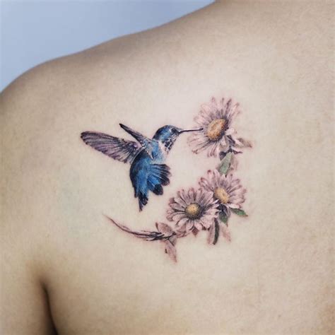 tattooist_Dusi on Instagram: “@jjj.dddwww 벌새,샤스타 데이지 / a hummingbird, shasta daisy - 편하니 주무 ...