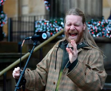 Eurovision star Sam Ryder surprises fans with festive performance in Edinburgh - Hotcelebon.com