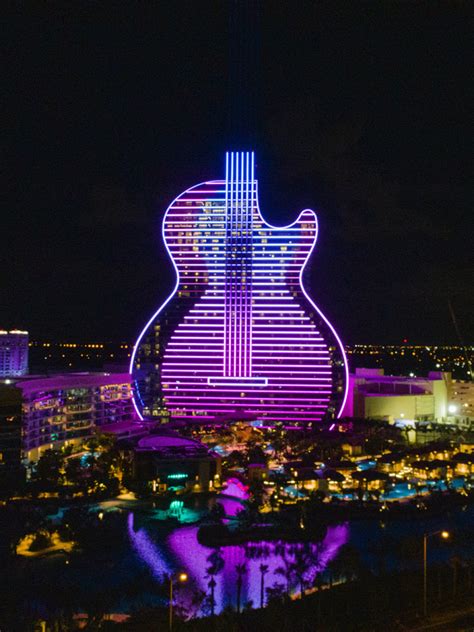 Hard Rock abre hotel de neón con forma de guitarra en Florida