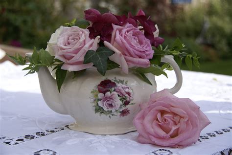 Teapot flowers. Vintage tea pot full to the brim with scented garden ...