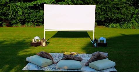 Make your very own outdoor movie theatre. This DIY PVC Pipe Movie Projector Screen is very easy ...