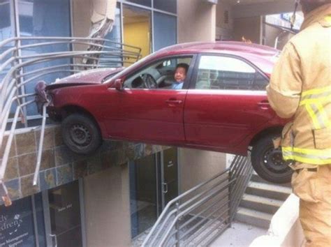 Weird Car Crashes (15 pics)