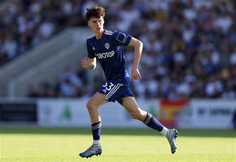 Leeds United ready to offer new contract to 17-year-old star