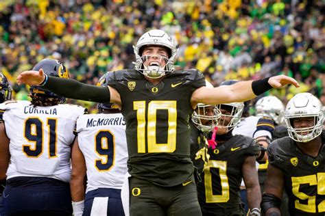 Oregon quarterback Bo Nix finishes third in Heisman Trophy balloting - Yahoo Sports