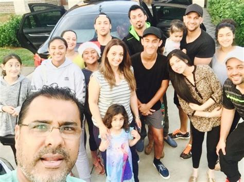 25 Pictures Of The Famous Waqar Younis With Family | Reviewit.pk