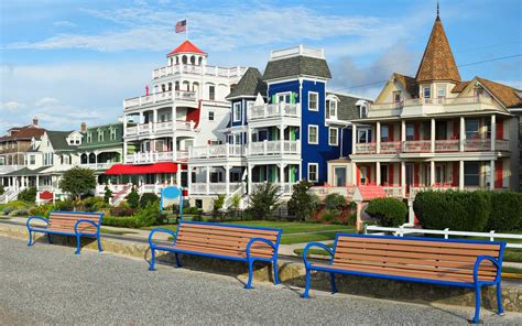 From New England to Hawaii, 12 beach towns that offer gorgeous shorelines and fun activities ...