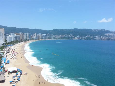 File:Vista desde un hotel en Acapulco.jpg - Wikimedia Commons