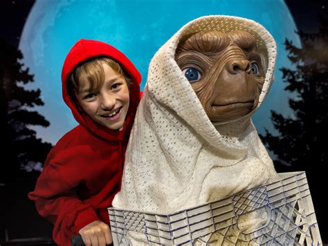 E.T.: The Extra-Terrestrial ***** (1982, Henry Thomas, Drew Barrymore) – Classic Movie Review ...