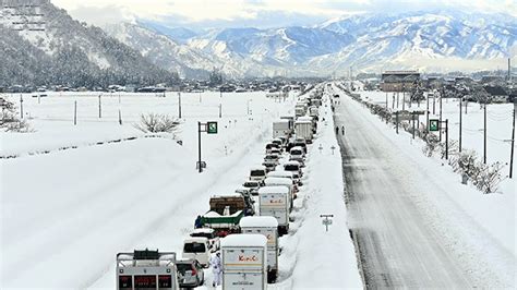 Hundreds of drivers stuck by heavy snow on Niigata freeway | The Asahi Shimbun: Breaking News ...