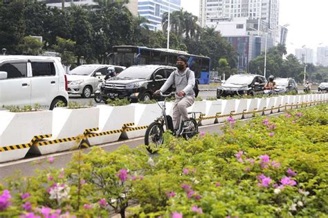 FOTO: Jalur Sepeda Permanen Sudirman-Thamrin Bakal Dibongkar