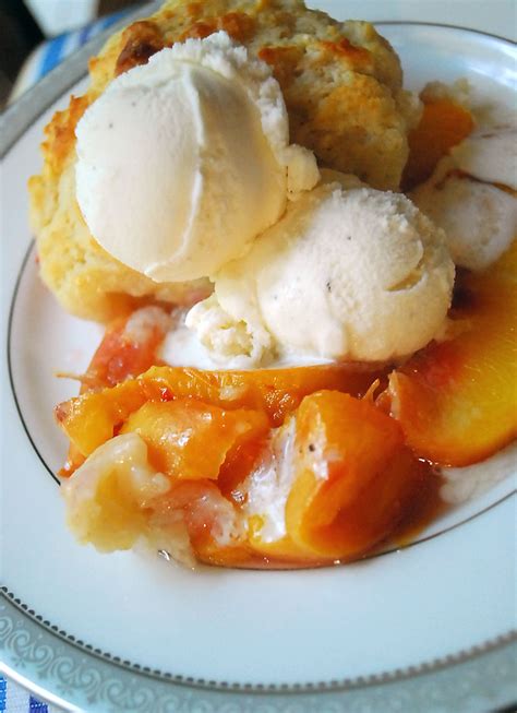 Easy Southern Peach Cobbler - Two Lucky Spoons