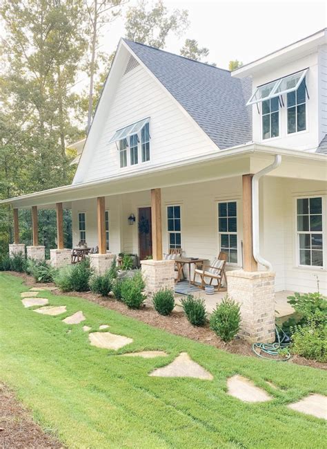 50 Beautiful Farmhouse Porch Columns For a Grand Entrance - NP