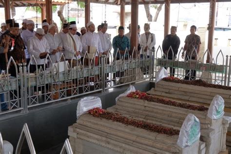 Meneladani Waliyullah dengan Ziarah ke Makam Sunan Gresik | Republika Online