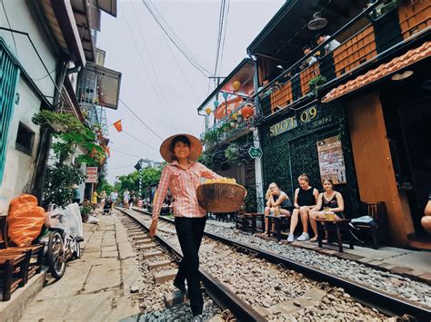 Train Street Market in Hanoi, Vietnam. Definitely well worth a visit 🇻🇳 ...