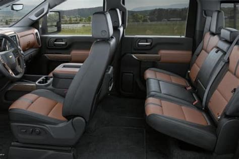 What's on the interior of the 2020 Chevy Silverado 2500 HD?