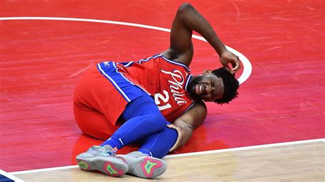 Joel Embiid suffers hyperextended knee injury | Yardbarker