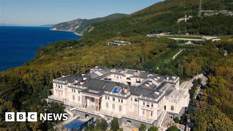 'Putin's palace': Builders' story of luxury, mould and fake walls - BBC ...